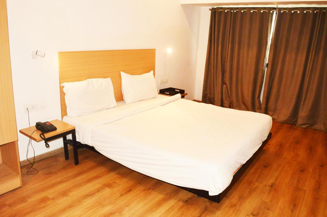 Hotel Orient Avenue Нагпур Экстерьер фото